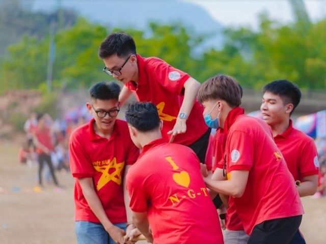 Hashtag hoặc hình ảnh nhỏ tạo điểm nhấn.Màu sắc hot: Xanh dương, cam, đỏ, vàng